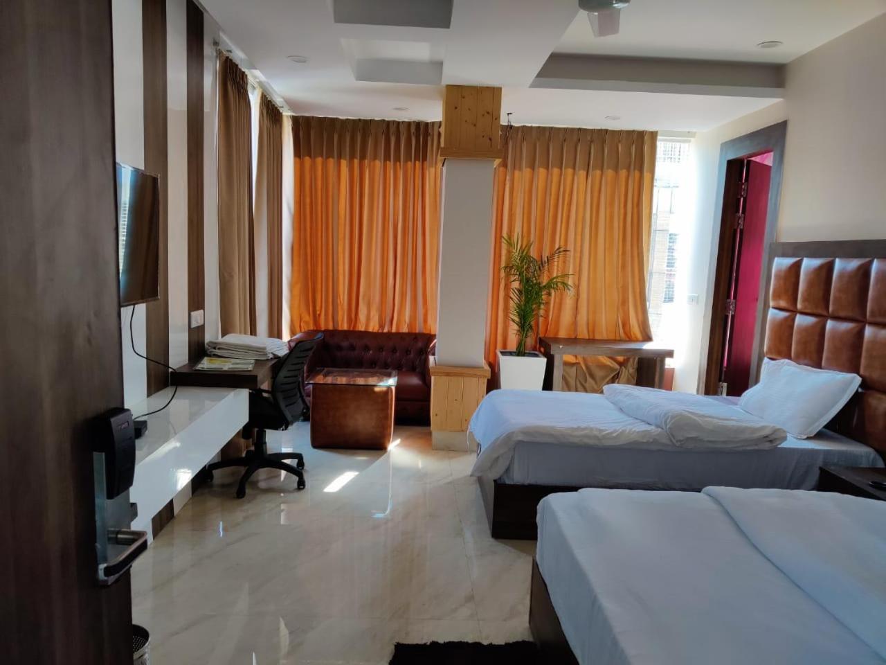 Hotel Maira Dehradun Bagian luar foto