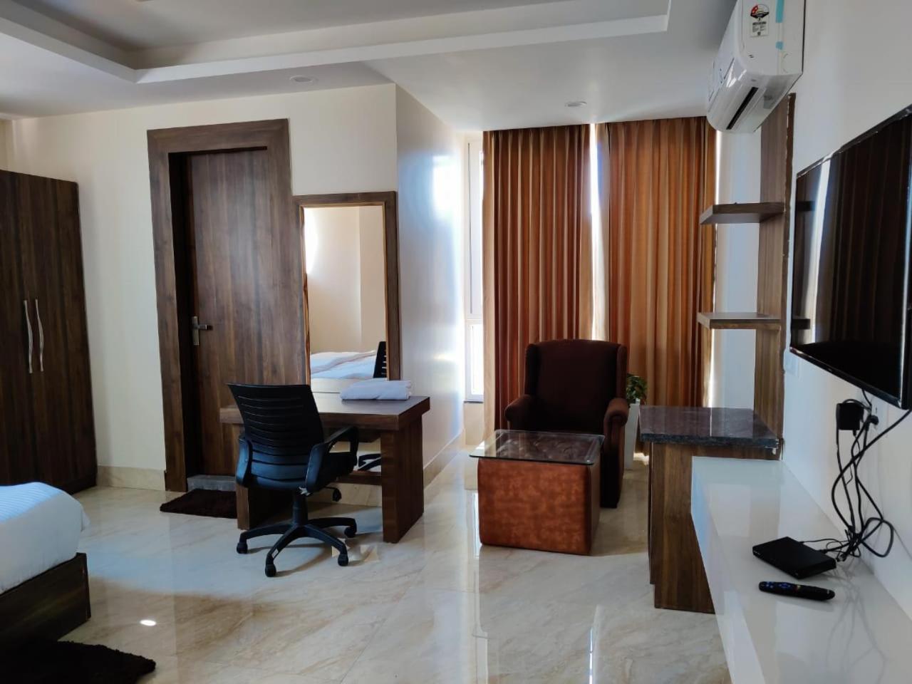 Hotel Maira Dehradun Bagian luar foto