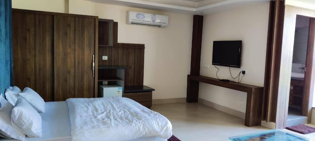 Hotel Maira Dehradun Bagian luar foto